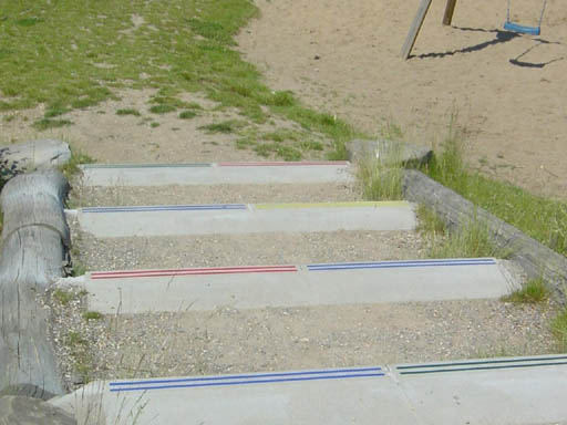 Mehrfarbige streifenförmige Antirutschapplikation, Spielplatz, Köln