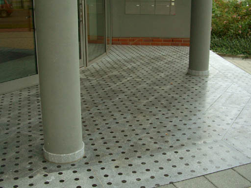 Punktförmige Antirutschapplikation, Eingangsbereich Bürogebäude, Erlangen